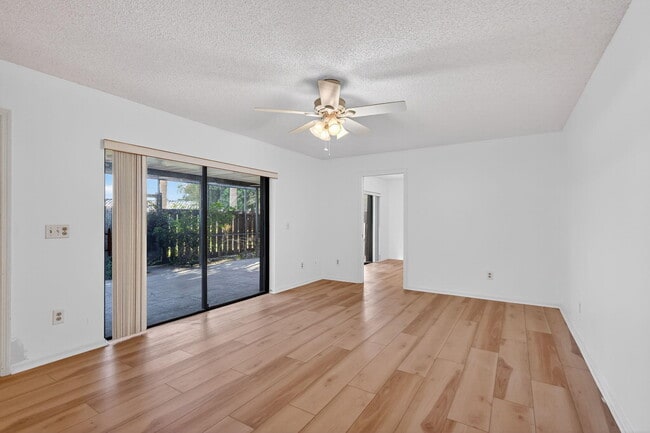 Building Photo - 3004 SE Round Table Dr
