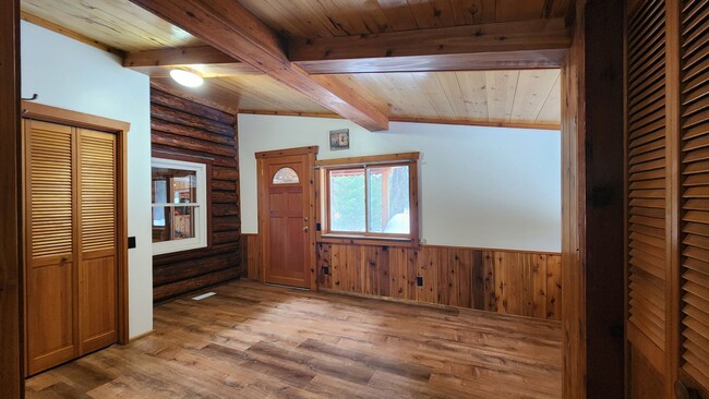 Building Photo - Beautiful Log Cabin in Condon