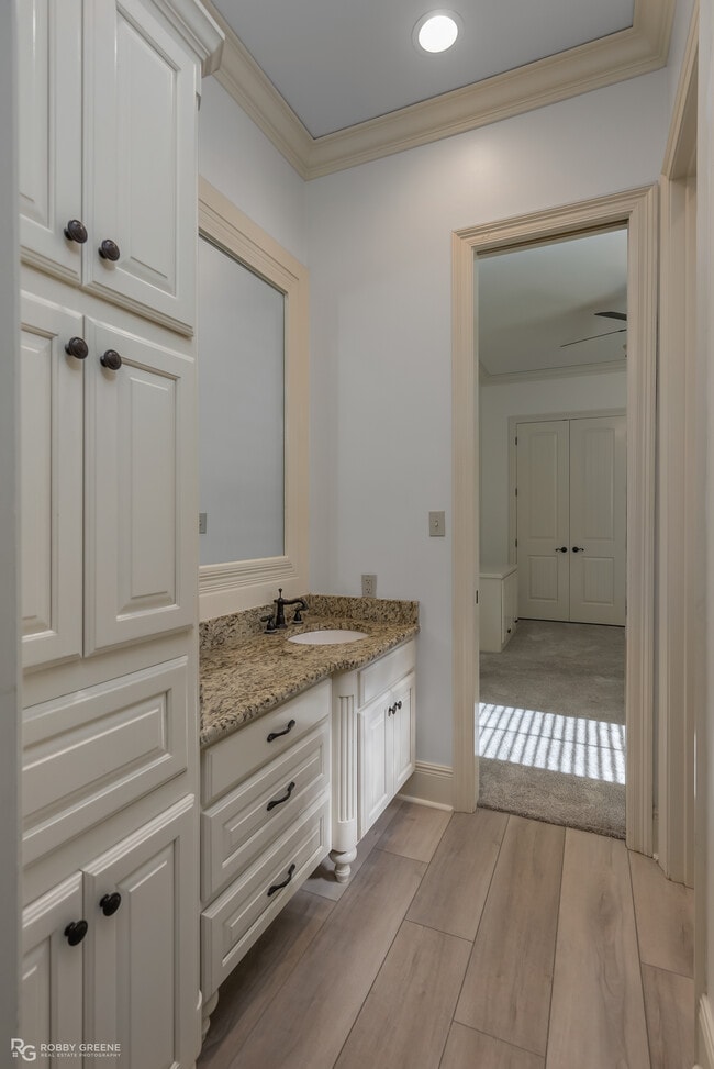 Building Photo - 322 Paris Pl