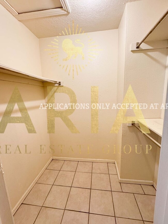 Building Photo - 2 Bed/1.5 Bath Shaded Townhome Close to Ca...