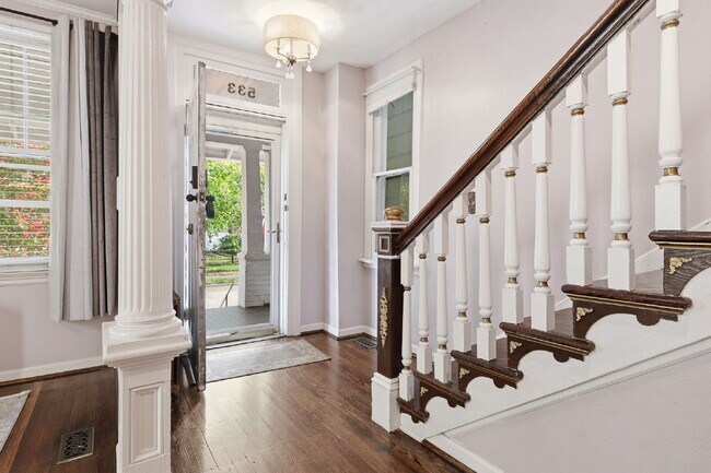 Building Photo - Live Steps from the Heart of Olde Towne
