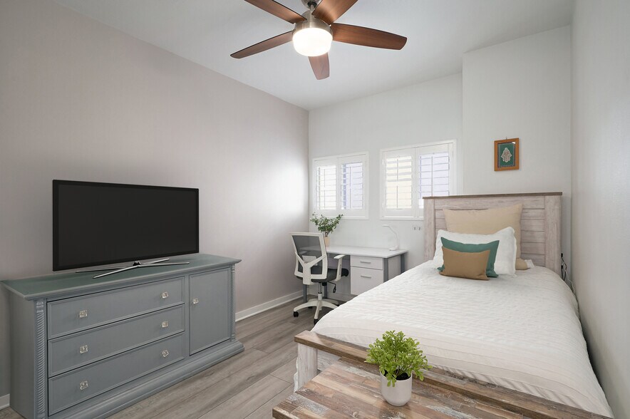 Building Photo - 121 S Palm Dr