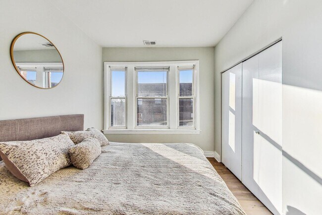 Building Photo - 2541 N California Ave