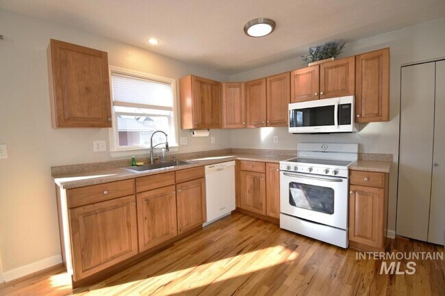 Building Photo - 1327 S Leadville Ave