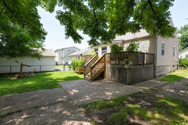 Building Photo - 636 Golfview Dr