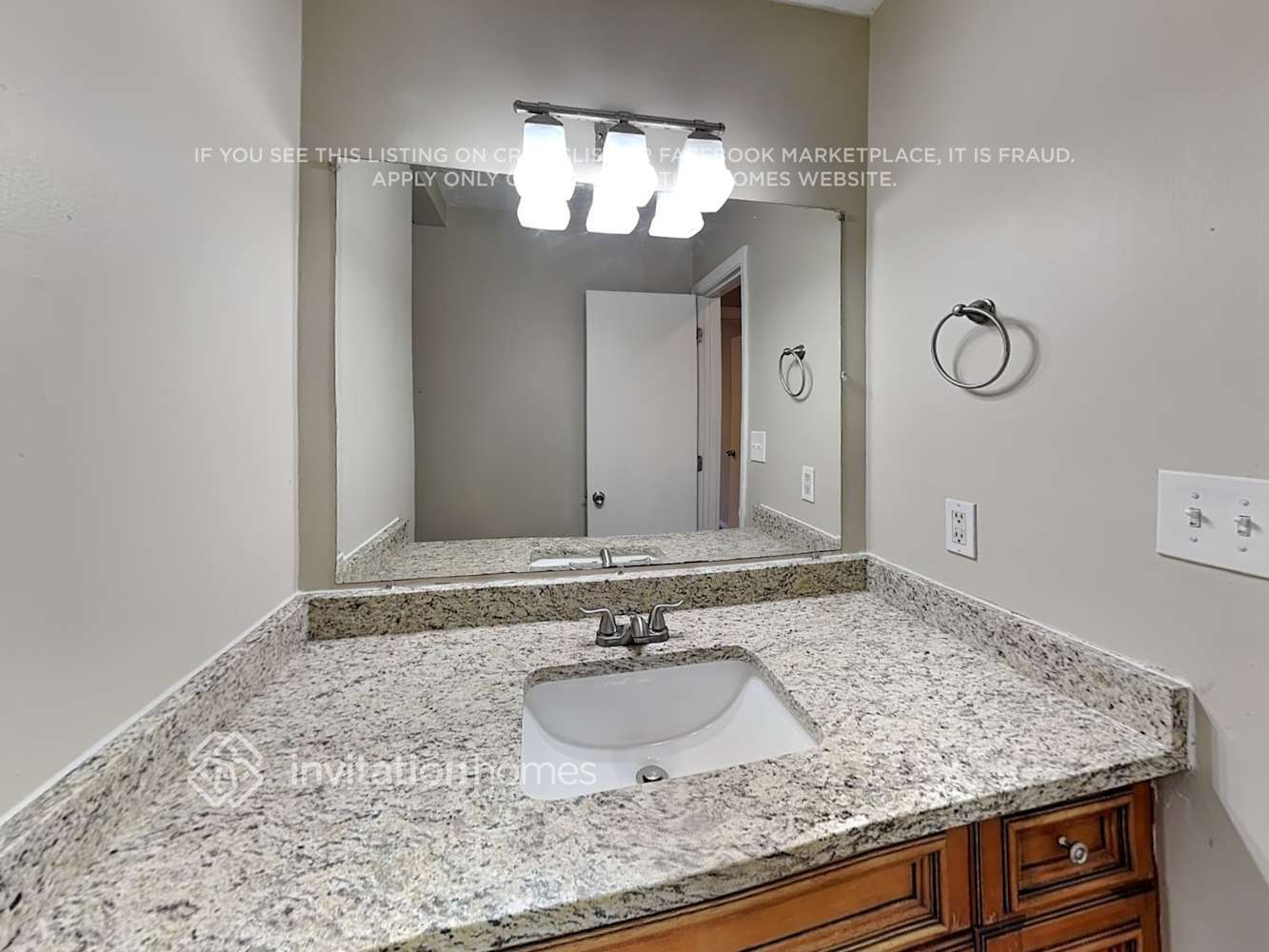 Building Photo - 215 Simpson Dr NE