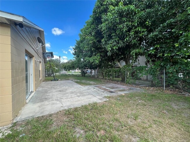 Building Photo - 2131 Rj Cir