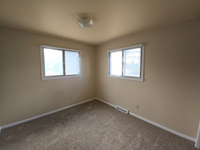Building Photo - STUDENTS WELCOME! 5-Bedroom / 3-Bathroom Tri-Level Home Two Miles from CSU
