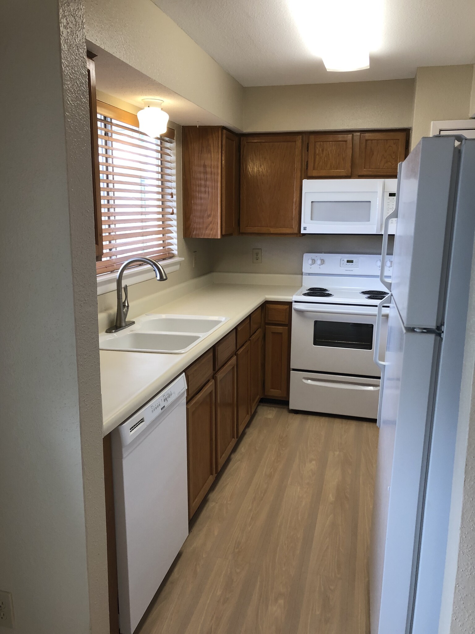 Kitchen with Oven, Microwave, Dishwasher, Refrigerator & Disposal. - 18511 Egret Bay Blvd #209