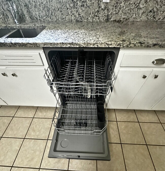 Building Photo - 300 Maple St