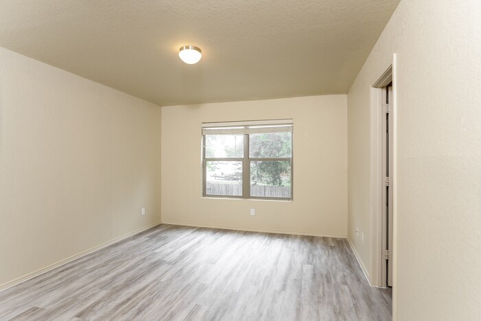 Building Photo - 5918 Aspen Gdn