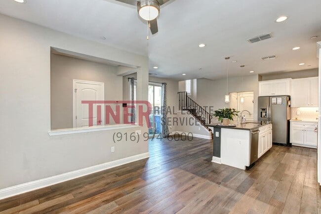 Building Photo - Huntington Sierra Oaks Gem with Fabulous A...