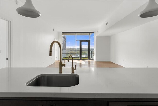 Building Photo - 70 Rainey St