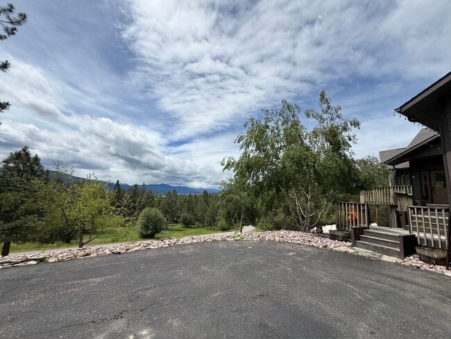 Building Photo - Spacious 4 Bed 3.5 Bath Home in Frenchtown!