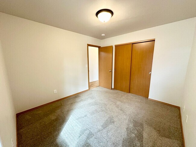 Building Photo - Charming 3 Bedroom Home