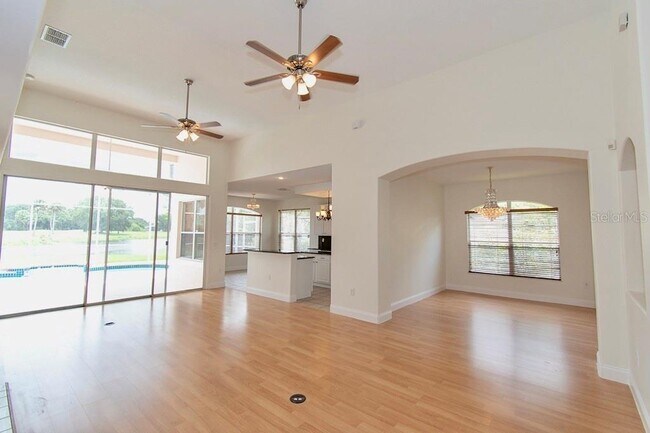 Building Photo - 1707 Golfview Dr