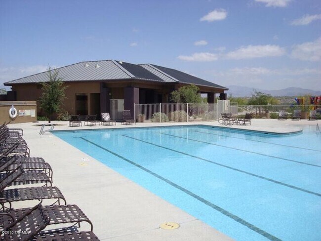 Building Photo - MOVE IN SPECIAL! $500 OFF MOVE IN COSTS WI...