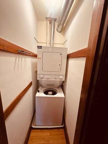 Building Photo - 113 N Batavia Ave