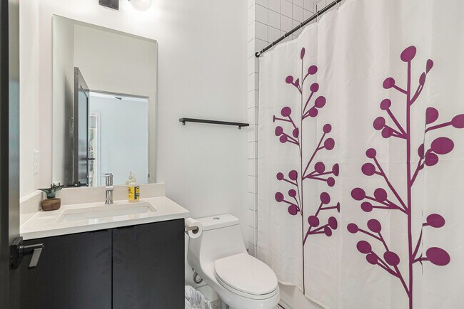 Building Photo - 2424 Memorial Dr SE