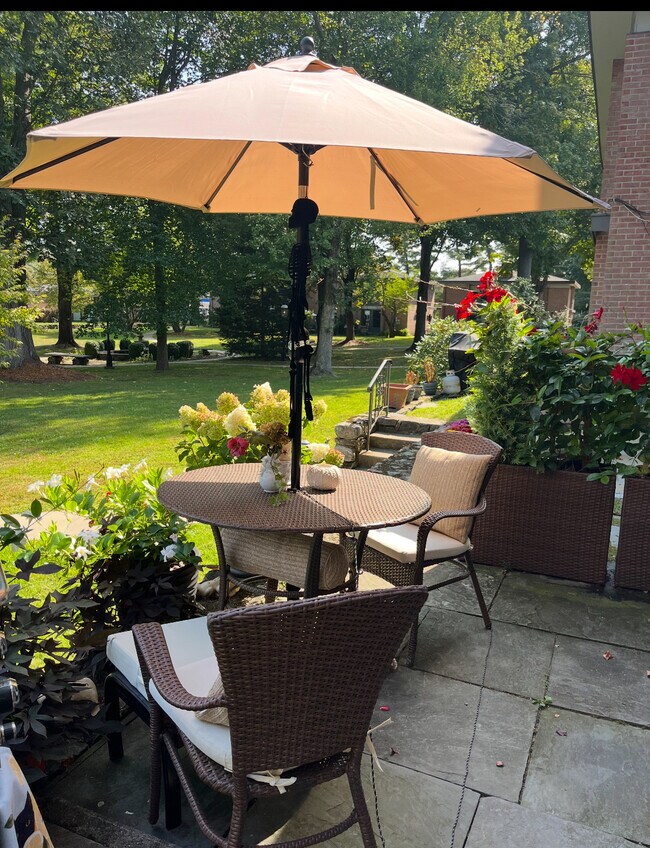 Building Photo - 160 Fairfield Woods Rd