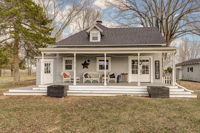 Building Photo - Charming Country Home — 4 Bed | 1 Bath | 1,500 Sq Ft