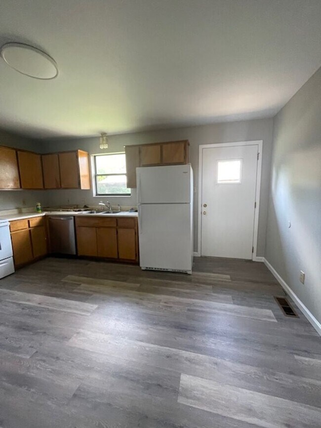 Building Photo - Alcoa City Schools  2 bedroom 2 bath call ...