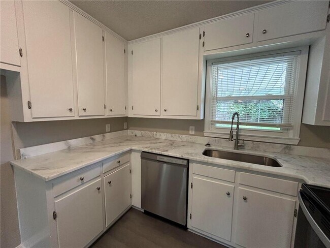 Building Photo - 506 Seville Dr