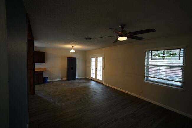 Building Photo - Updated home in established Schertz Neighb...
