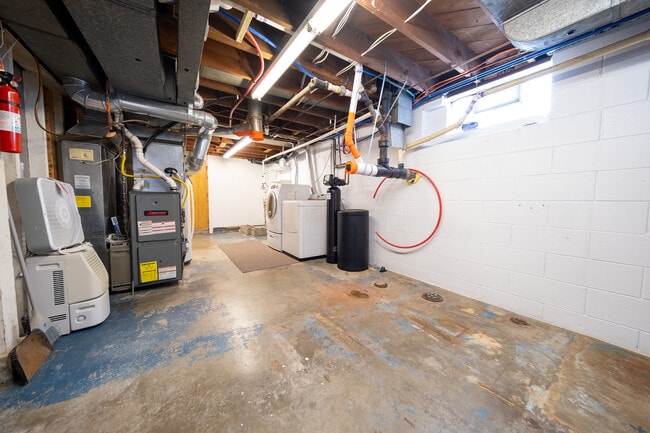 Building Photo - 22925 Oakdale Dr