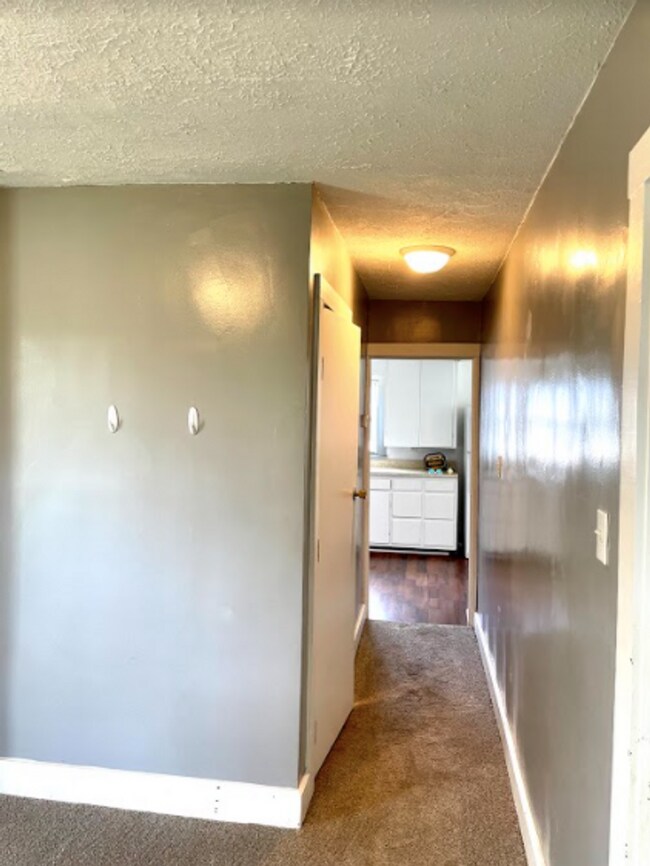 Building Photo - AVAILABLE NOW. 2 bed/1 bath SINGLE FAMILY HOME with fenced yard!