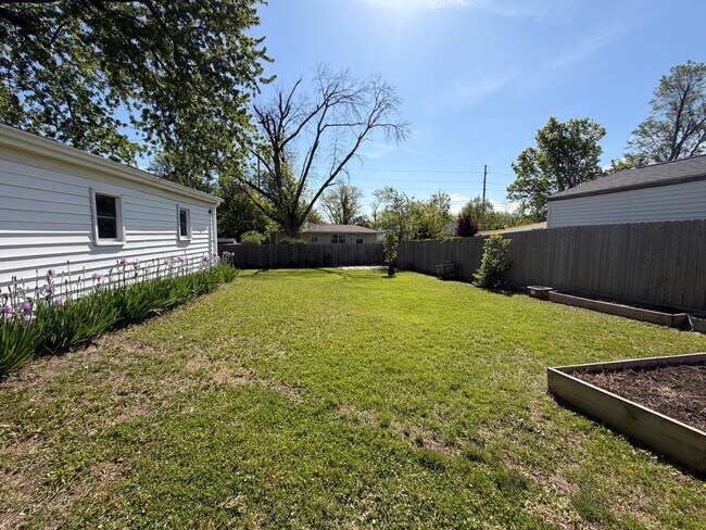 Building Photo - $1,450 | 2 Bedroom 1 Bath Home | Washer & Dryer | Garage
