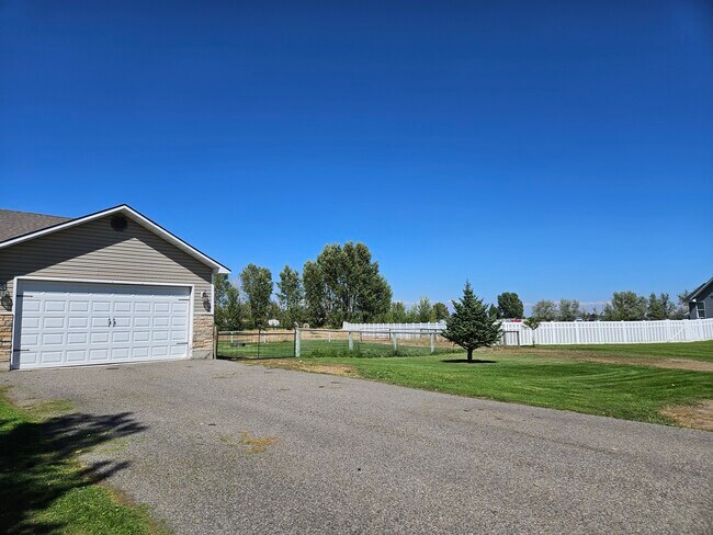 Building Photo - 4007 E 66 N