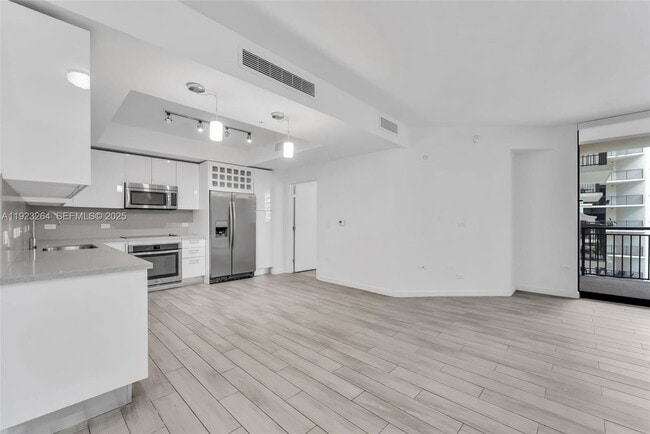 Building Photo - 999 SW 1st Ave