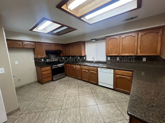 Building Photo - 3371 N Forestiere Ave