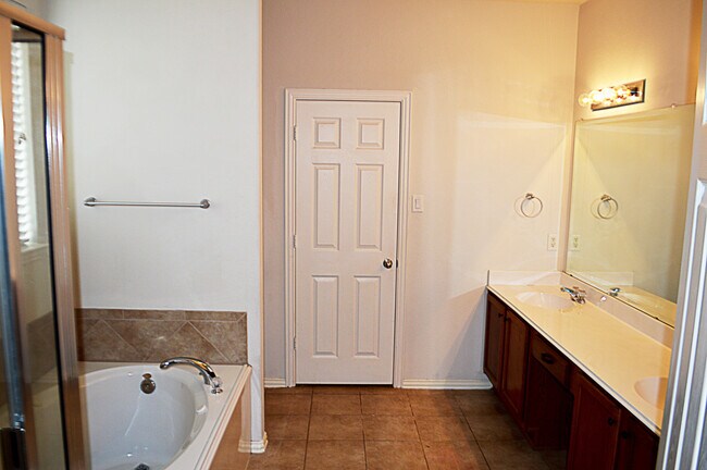 Building Photo - Spacious 2 Story Home in Weatherford Texas