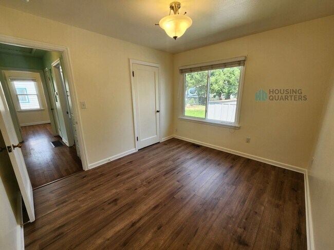 Building Photo - Come see if this is your next home! 2 bed, 1 bath, single-family home in Northwest Spokane!