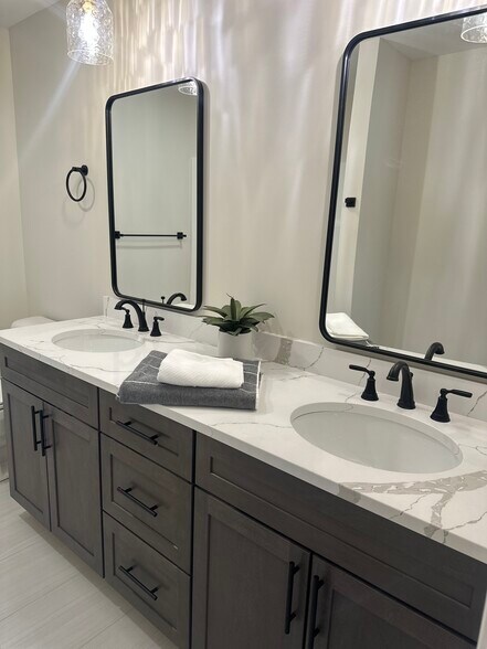 Double sinks in en suite bathroom on 1st floor. - 29 Liberty St