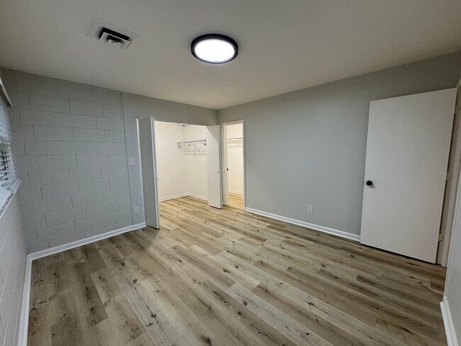 Building Photo - 2205 Hathaway Dr