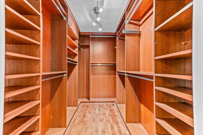 Building Photo - 4920 Tarzana Woods Dr