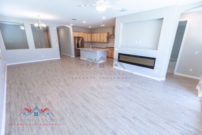 Building Photo - 15243 W Latham St