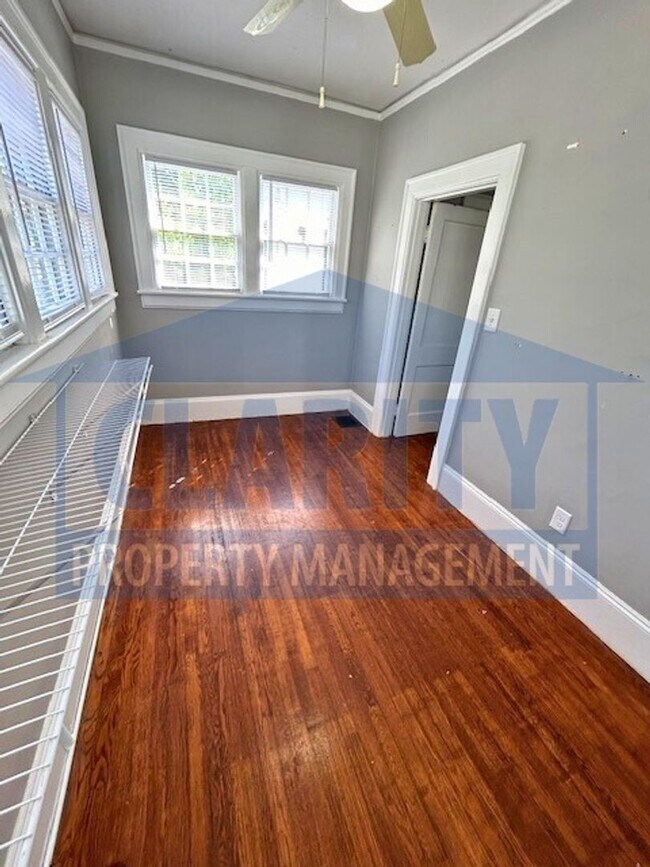 Building Photo - Two bedroom home in historic downtown Clev...