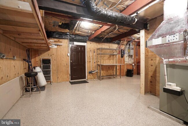 Building Photo - 371 Green Tree Dr