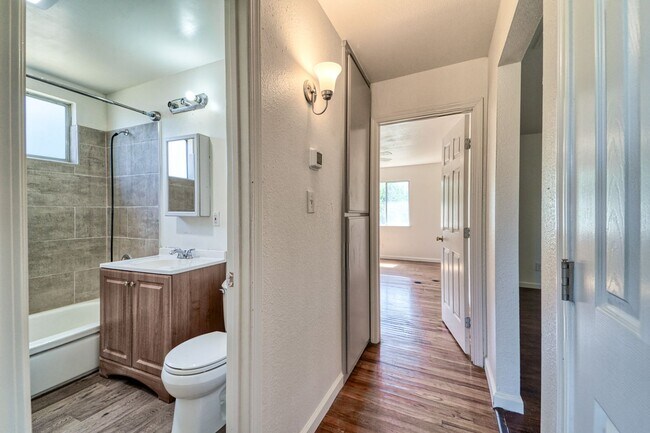 Building Photo - Bright & Comfortable 3BD Home with Great Features