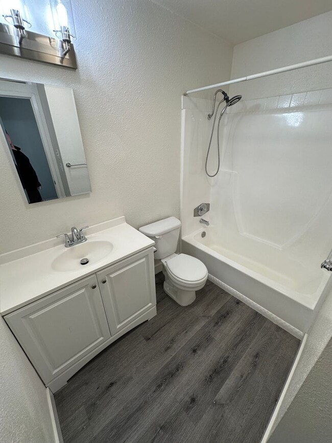 Building Photo - CHARMING 2-BEDROOM TOWNHOME IN GENESEE HIG...