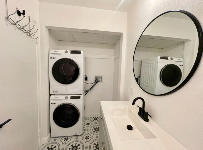 Building Photo - Modern Studio in Gated Van Nuys Community ...