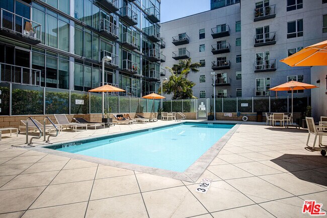 Building Photo - 645 W 9th St