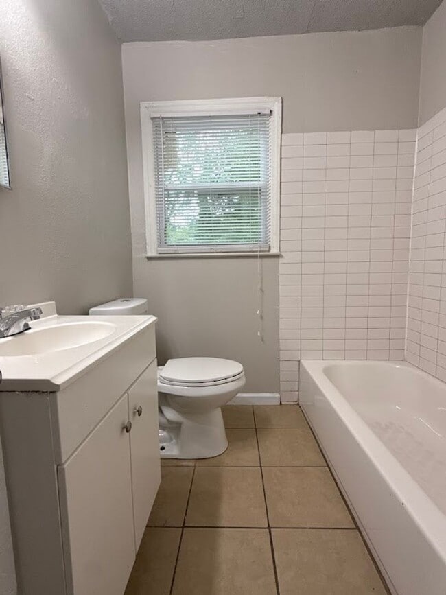Building Photo - 4 Bed 1 Bath in Atlanta! $500 off for the ...