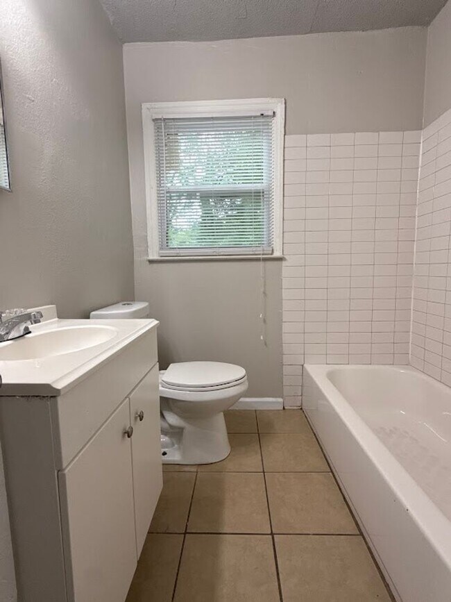 Building Photo - 4 Bed 1 Bath in Atlanta! $500 off for the first month rent!