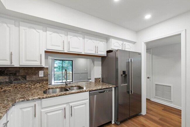 Building Photo - Rare Find: Updated and Modern End-Unit Tow...