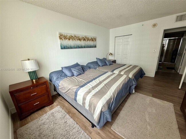 Building Photo - 1155 Brickell Bay Dr